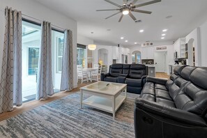 Smart TV, books - Disney Family Villa w/screened-in patio, pool and spa. Peaceful golf community. (Davenport)