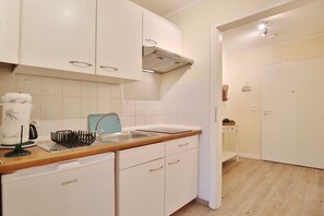 Fridge, stovetop, coffee/tea maker, electric kettle