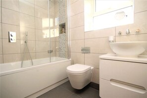 Serviettes fournies, savon, papier de toilette