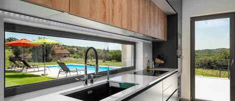 Fridge, oven, dishwasher, coffee/tea maker