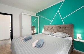 4 chambres, fer et planche à repasser, lit de bébé portatif