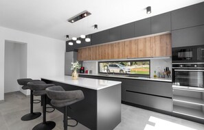 Fridge, oven, dishwasher, coffee/tea maker - Stunning home in Skropeti (Skropeti)