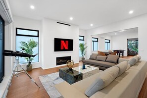 Smart TV, fireplace, video games, table football - MAX Entertain Beachside Retreat - New Build Home in Mornington with Amazing Pool (Tootgarook)