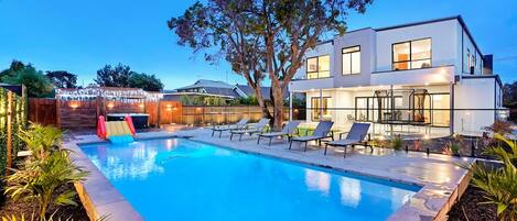 Alberca al aire libre y alberca climatizada