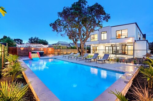 MAX Entertain Beachside Retreat - New Build Home in Mornington with Amazing Pool