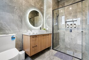 Douche, sèche-cheveux, serviettes fournies, savon