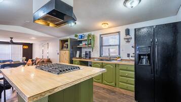 Jääkaappi, mikroaaltouuni, liesi, kahvin-/teenkeitin