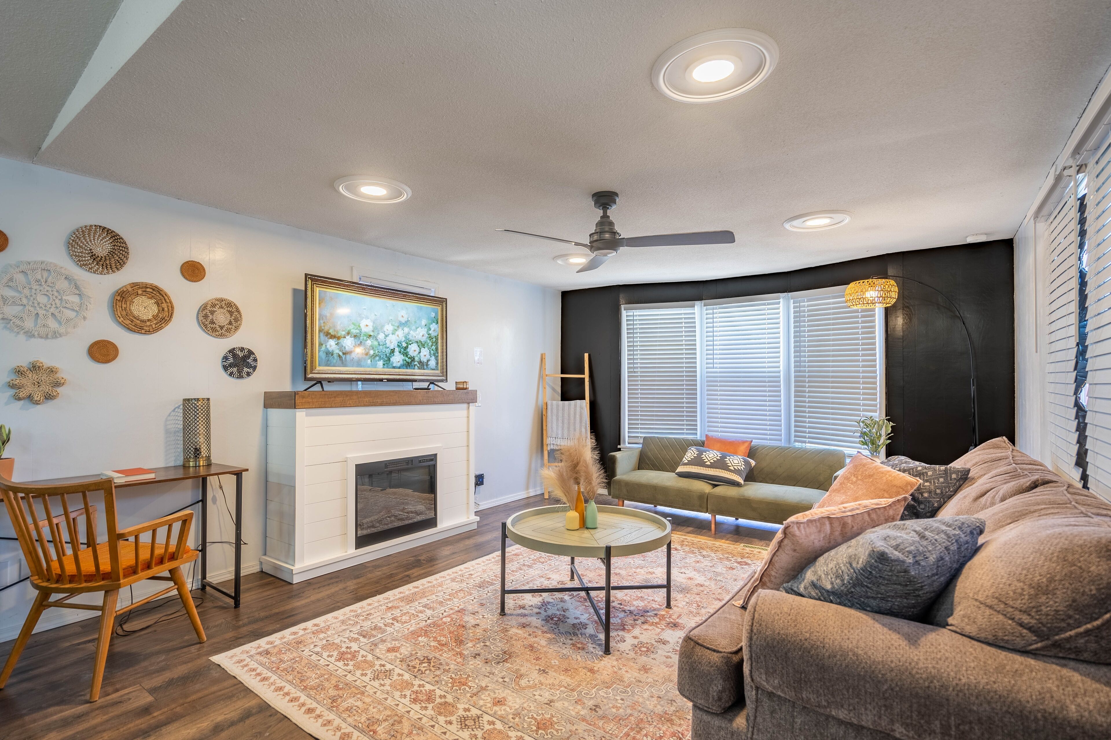 Télévision, cheminée, table de tennis de table