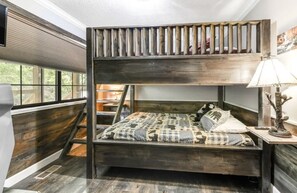 5 bedrooms, iron/ironing board, WiFi, bed sheets