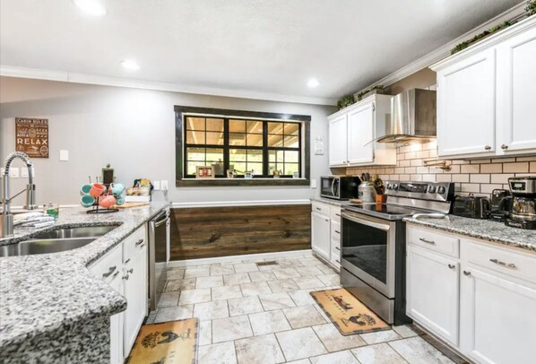 Fridge, microwave, oven, stovetop - Dollywood Fireworks View! Walk to Dollywood! Private Pool Spa Gym Sauna Arcade (Pigeon Forge)