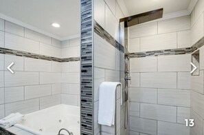 Séchoir à cheveux, serviettes fournies, savon, papier de toilette