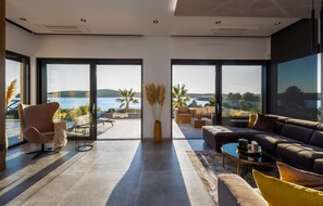 Fernseher, Kamin, Tischtennisplatte, Stereoanlage