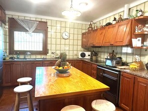Refrigerador, microondas, horno y lavavajillas 