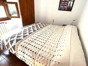 4 habitaciones, tabla de planchar con plancha y internet 