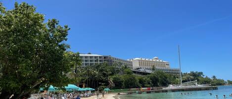 Aurinkotuoleja, rantapyyhkeitä