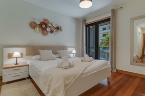 3 slaapkamers, een strijkplank/strijkijzer, reisbedje, gratis wifi