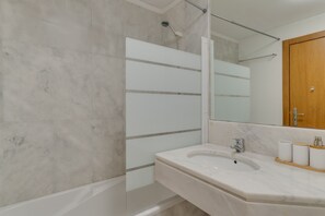 Een haardroger, handdoeken, toiletpapier