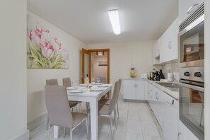 Fridge, microwave, oven, stovetop - Lido Charm by Atlantic Holiday (Funchal)
