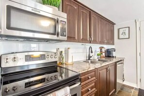 Fridge, microwave, dishwasher, blender - Luxurious one bedroom riverfront unit 10 min drive from downtown Ottawa (Gatineau)