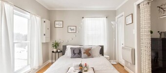 Luxurious one bedroom riverfront unit 10 min drive from downtown Ottawa