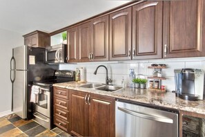 Kjøleskap, mikrobølgeovn, oppvaskmaskin og hurtigmikser