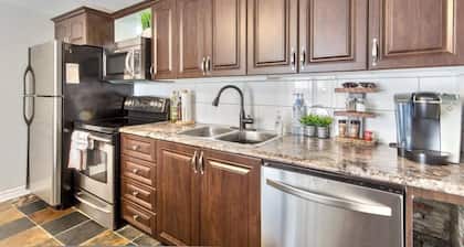 Luxurious one bedroom riverfront unit 10 min drive from downtown Ottawa