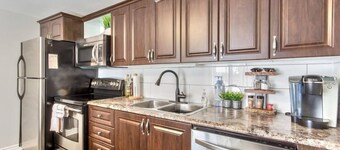 Luxurious one bedroom riverfront unit 10 min drive from downtown Ottawa