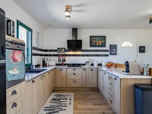 ثلاجة، ميكروويف، فرن، غسالة أطباق