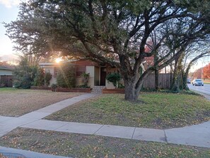 Exterior - Nice 3 bed 2 bath home with original hardwood floors. Near to everything Dallas! (Richardson)