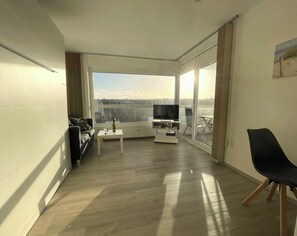 Fernseher, Tischtennisplatte, Stereoanlage