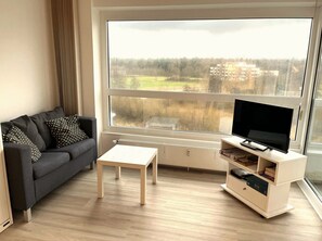 Tv, ett bordtennisbord och en stereo