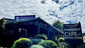 Una farmacia con cafetería y tienda de conveniencia.
