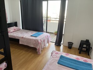 Chambre Quadruple Panoramique, vue ville | Décoration personnalisée, ameublement personnalisé