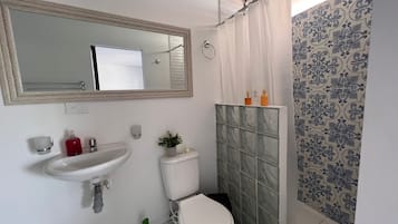 Panorama vierpersoonskamer, uitzicht op stad | Badkamer | Handdoeken, zeep, shampoo, toiletpapier