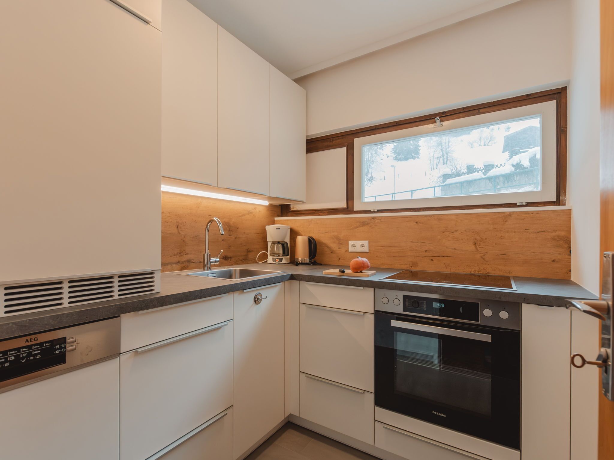 Kühlschrank, Ofen, Geschirrspüler, Hochstuhl