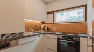 Kühlschrank, Ofen, Geschirrspüler, Hochstuhl
