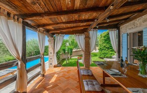 تناول الطعام بالخارج