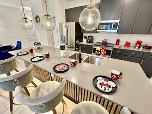 冷蔵庫、電子レンジ、オーブン、コンロ