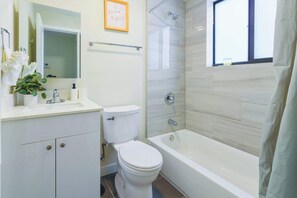 Dusche, Haartrockner, Handtücher