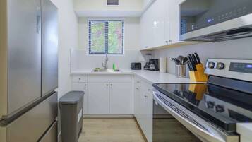 Een koelkast, een magnetron, een oven, een kookplaat