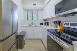 Frigorifero, microonde, forno, piano cottura