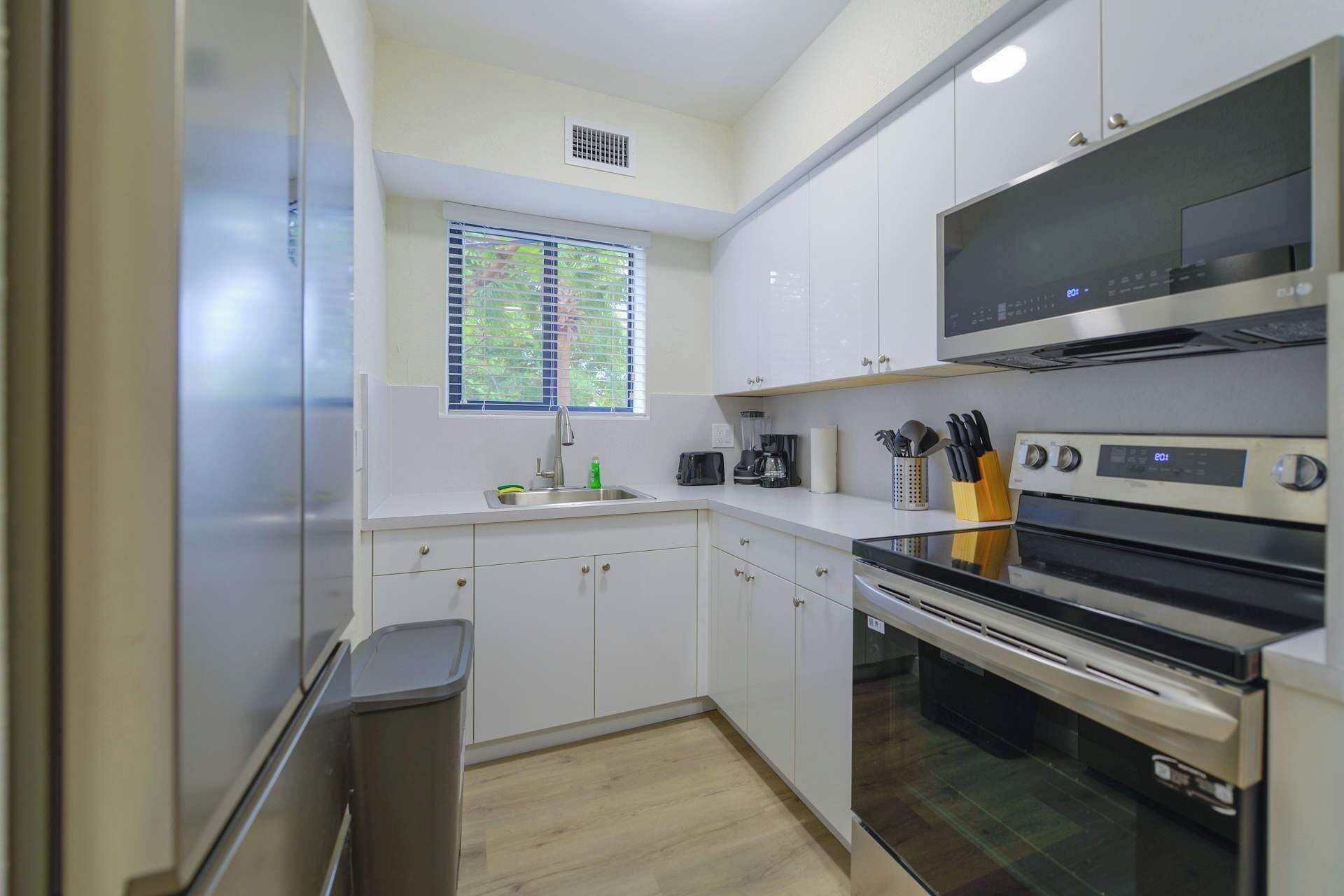 ثلاجة، ميكروويف، فرن، موقد طهي مسطح