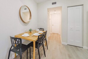 Dining - Prime Location Calle Ocho | Free Parking (Miami)