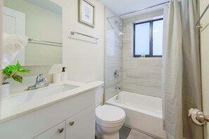 Shower, hair dryer, towels - Prime Location Calle Ocho | Free Parking (Miami)