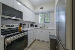 Frigorífico, microondas, horno y placa de cocina