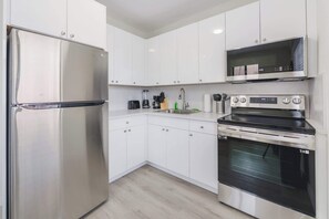 Kylskåp, mikrovågsugn, ugn och spishäll