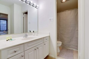 Suihku, hiustenkuivaaja, pyyhkeet