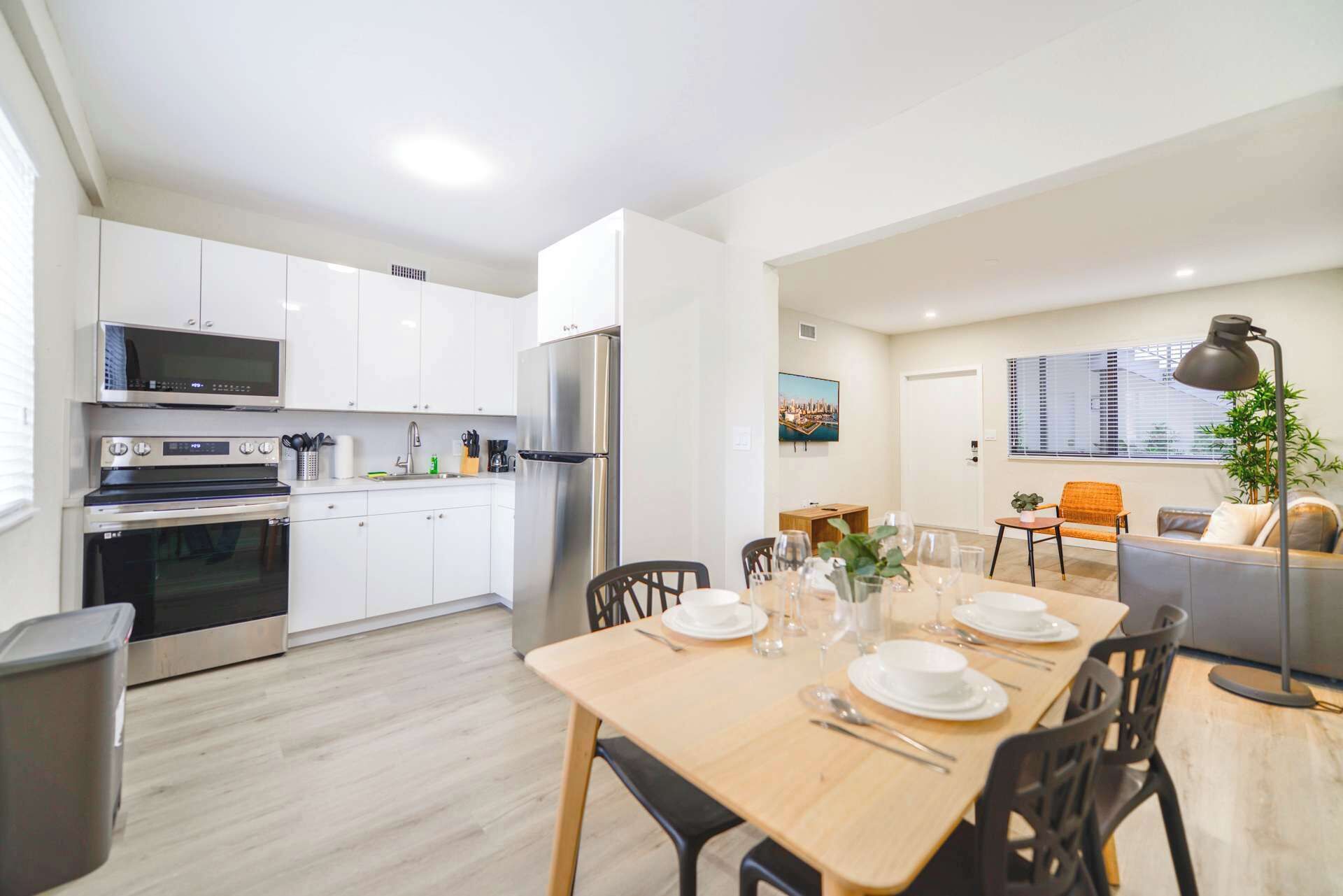 Frigorífico, microondas, horno y placa de cocina