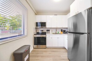 Kjøleskap, mikrobølgeovn, ovn og kokeplater