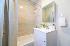 Een douche, een haardroger, handdoeken